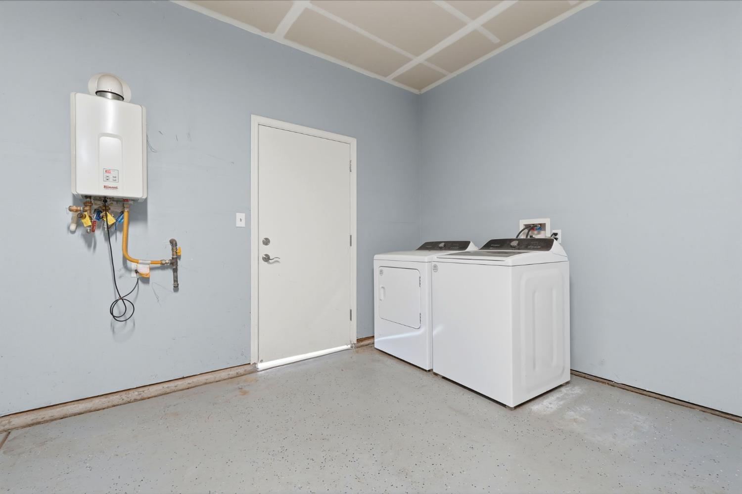 10692 Daisy Way, Armona, CA 93202