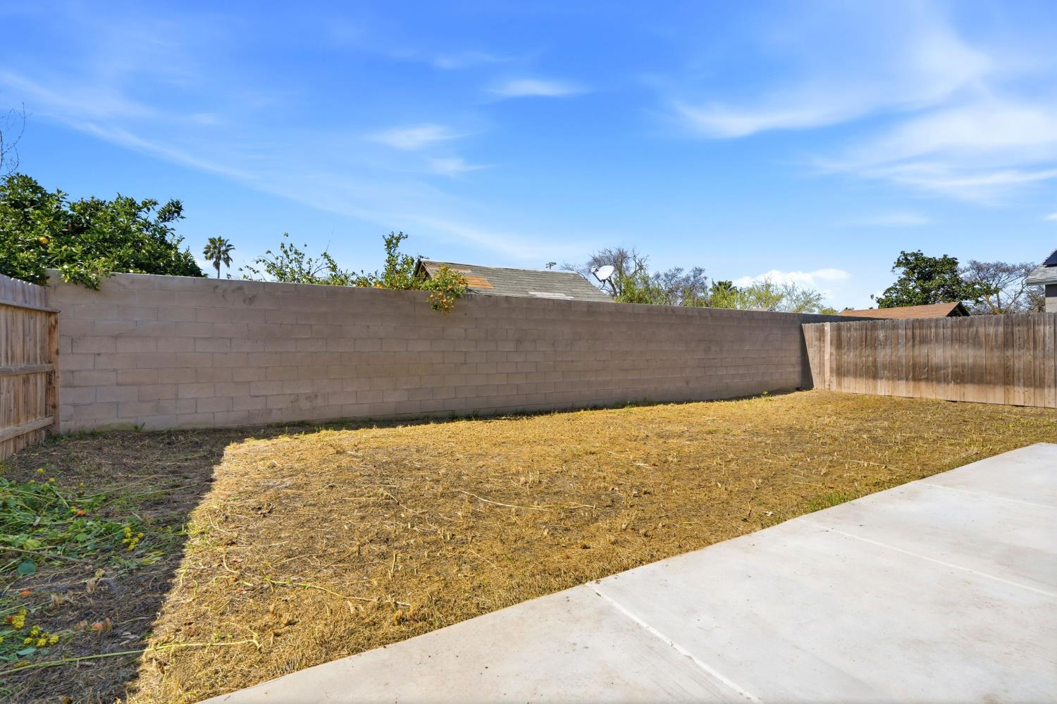 10692 Daisy Way, Armona, CA 93202