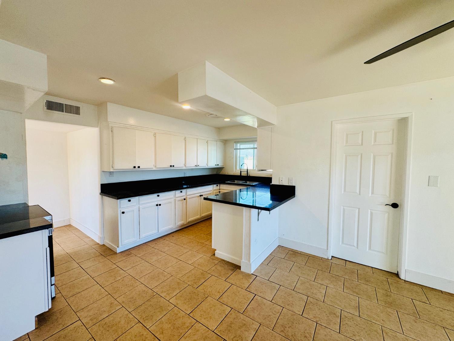 1031 Elizabeth Ct, Bakersfield, CA 93308