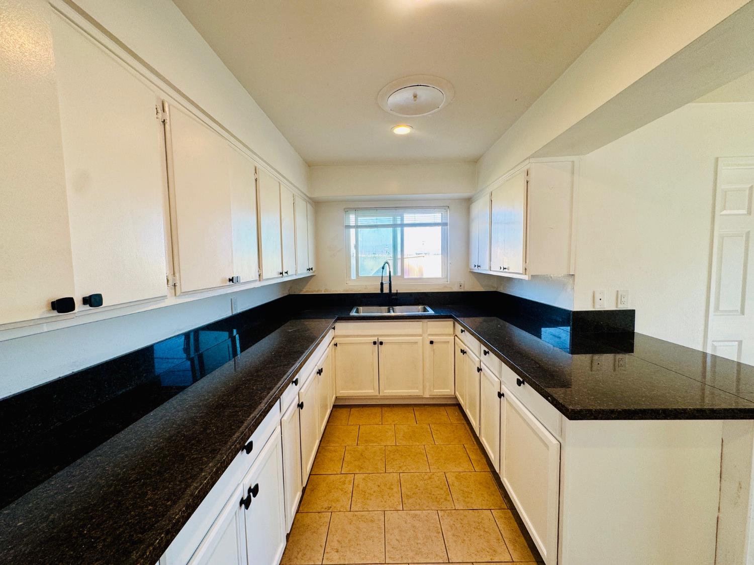 1031 Elizabeth Ct, Bakersfield, CA 93308