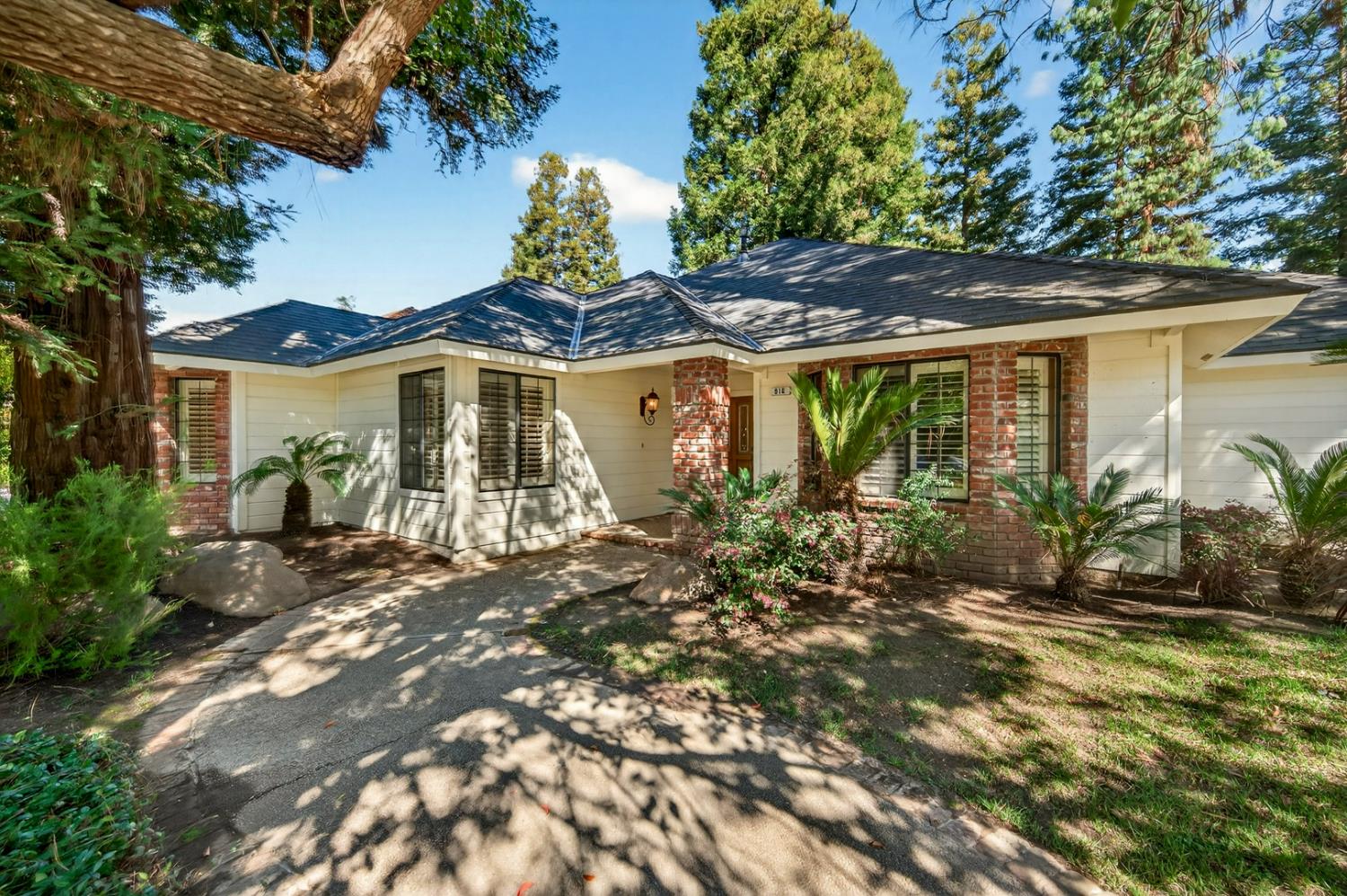 816 E Country View Cir, Fresno, CA 93730