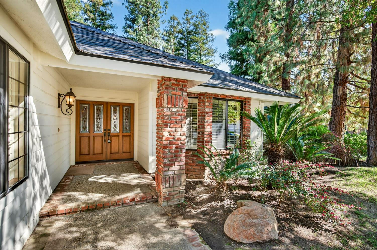 816 E Country View Cir, Fresno, CA 93730