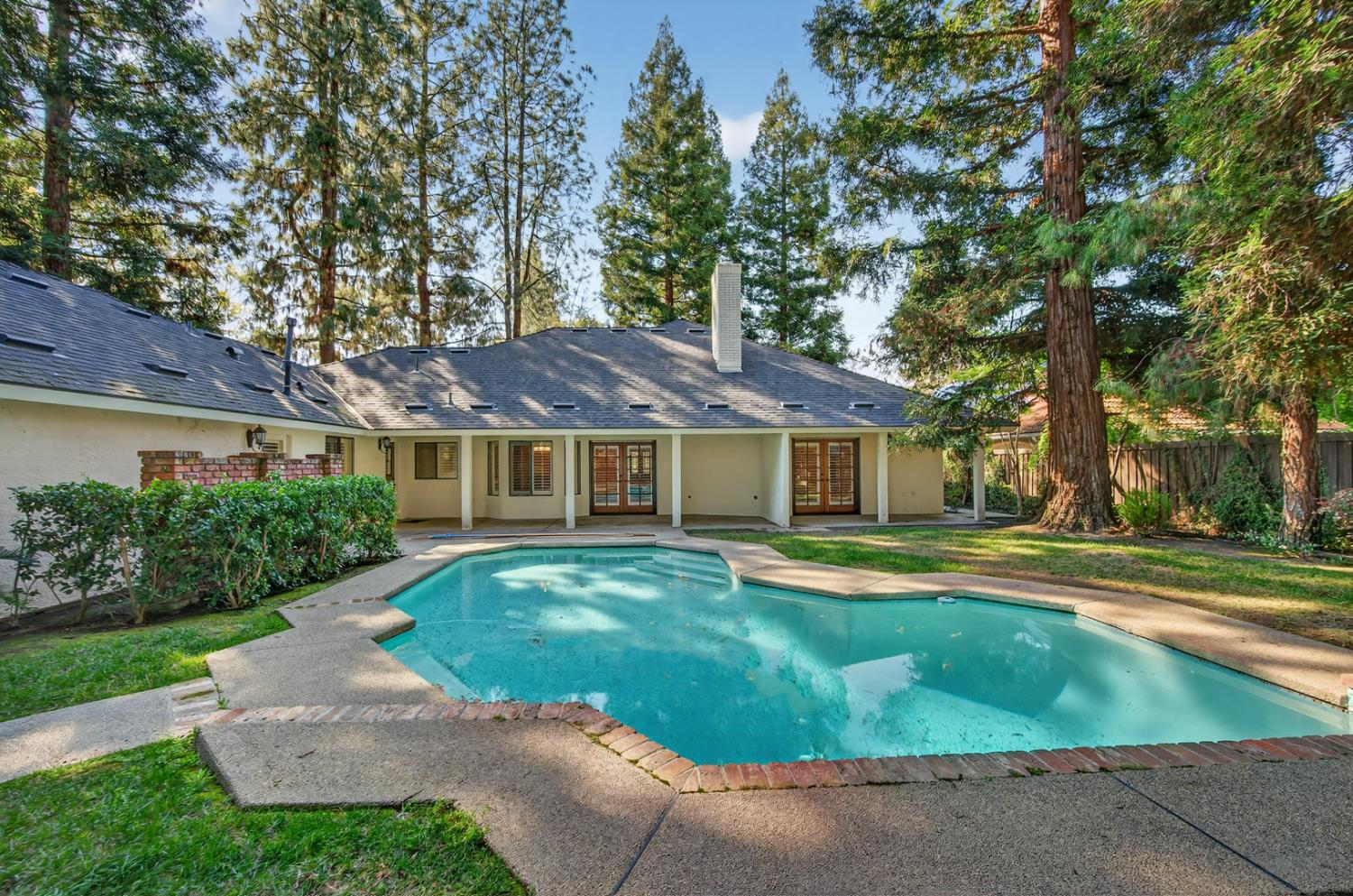 816 E Country View Cir, Fresno, CA 93730