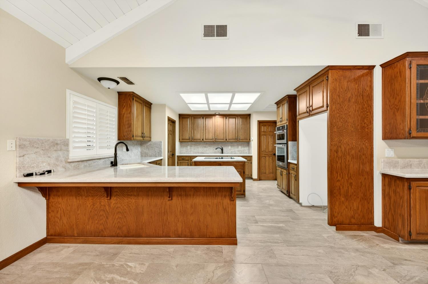 816 E Country View Cir, Fresno, CA 93730