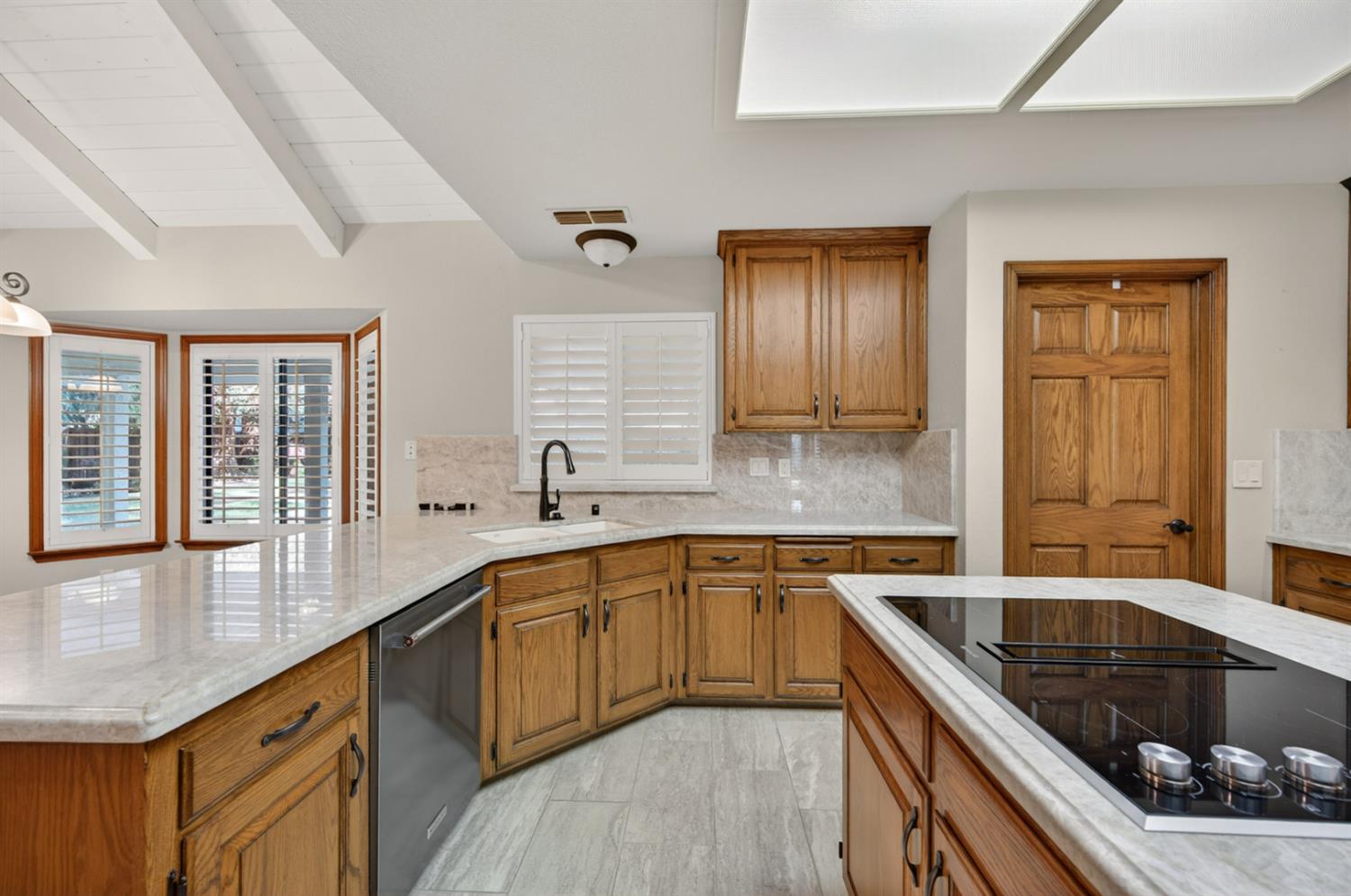 816 E Country View Cir, Fresno, CA 93730