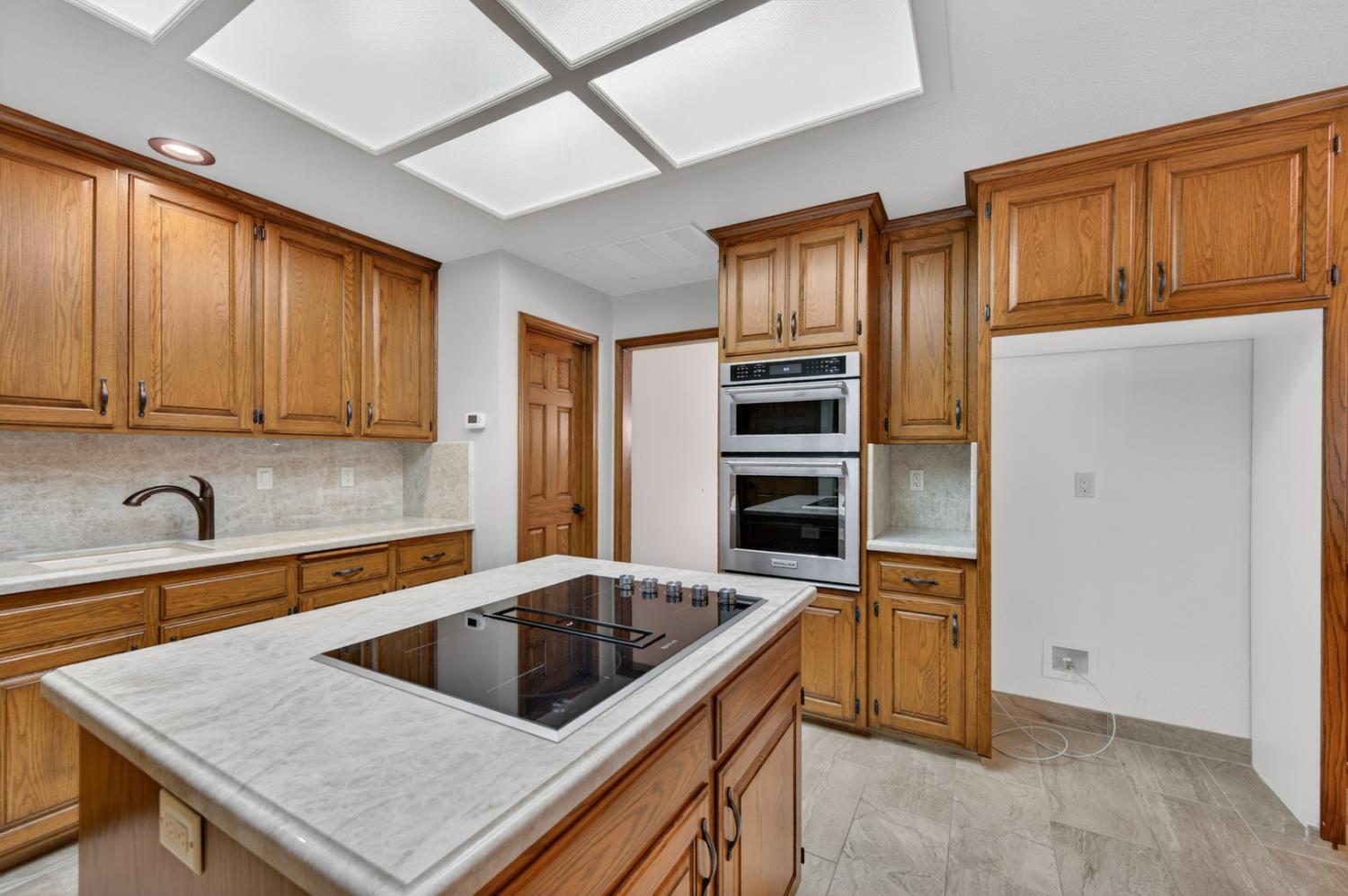 816 E Country View Cir, Fresno, CA 93730