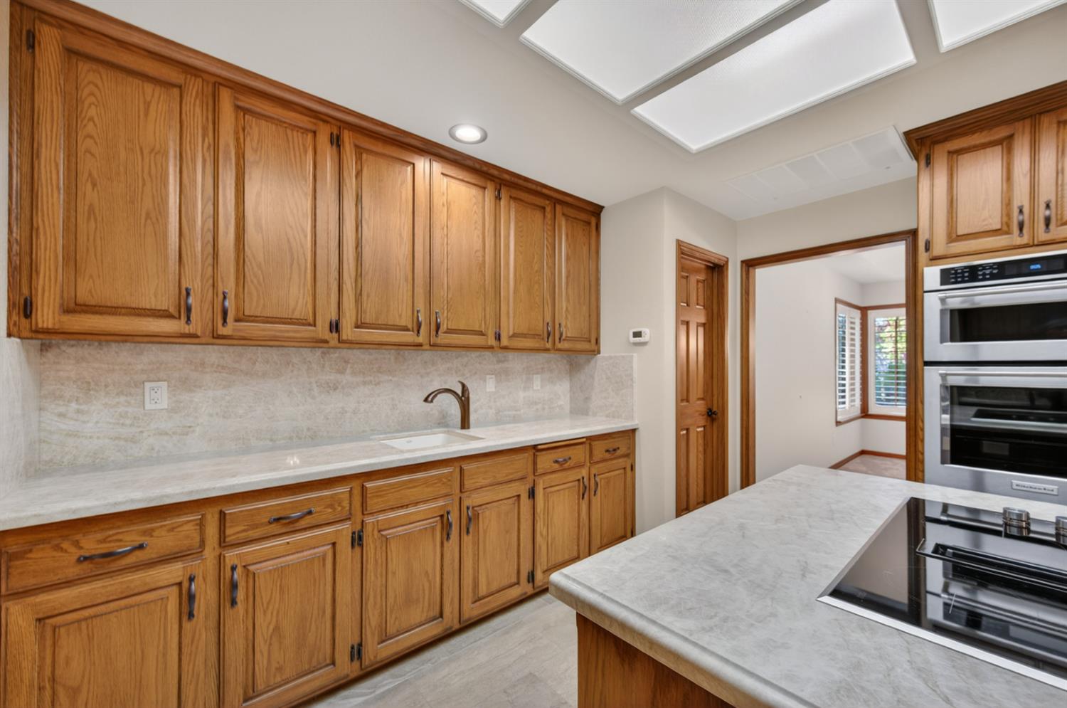 816 E Country View Cir, Fresno, CA 93730