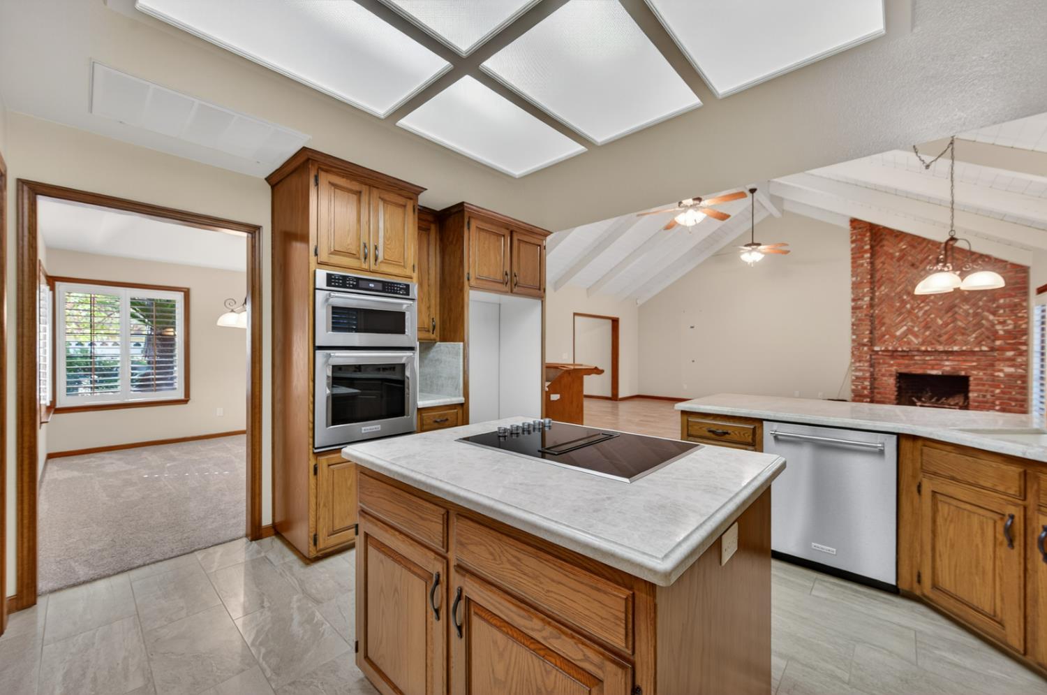 816 E Country View Cir, Fresno, CA 93730