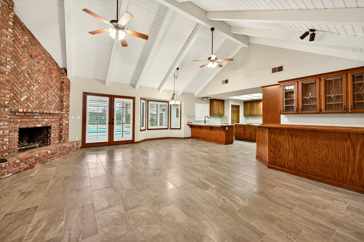 816 E Country View Cir, Fresno, CA 93730