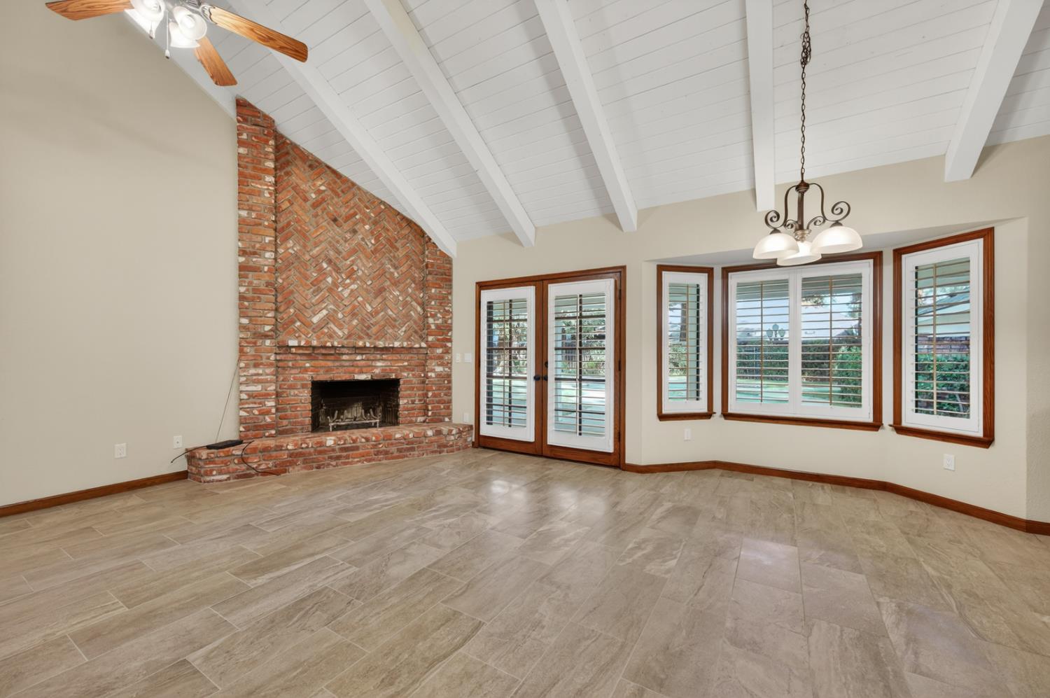 816 E Country View Cir, Fresno, CA 93730