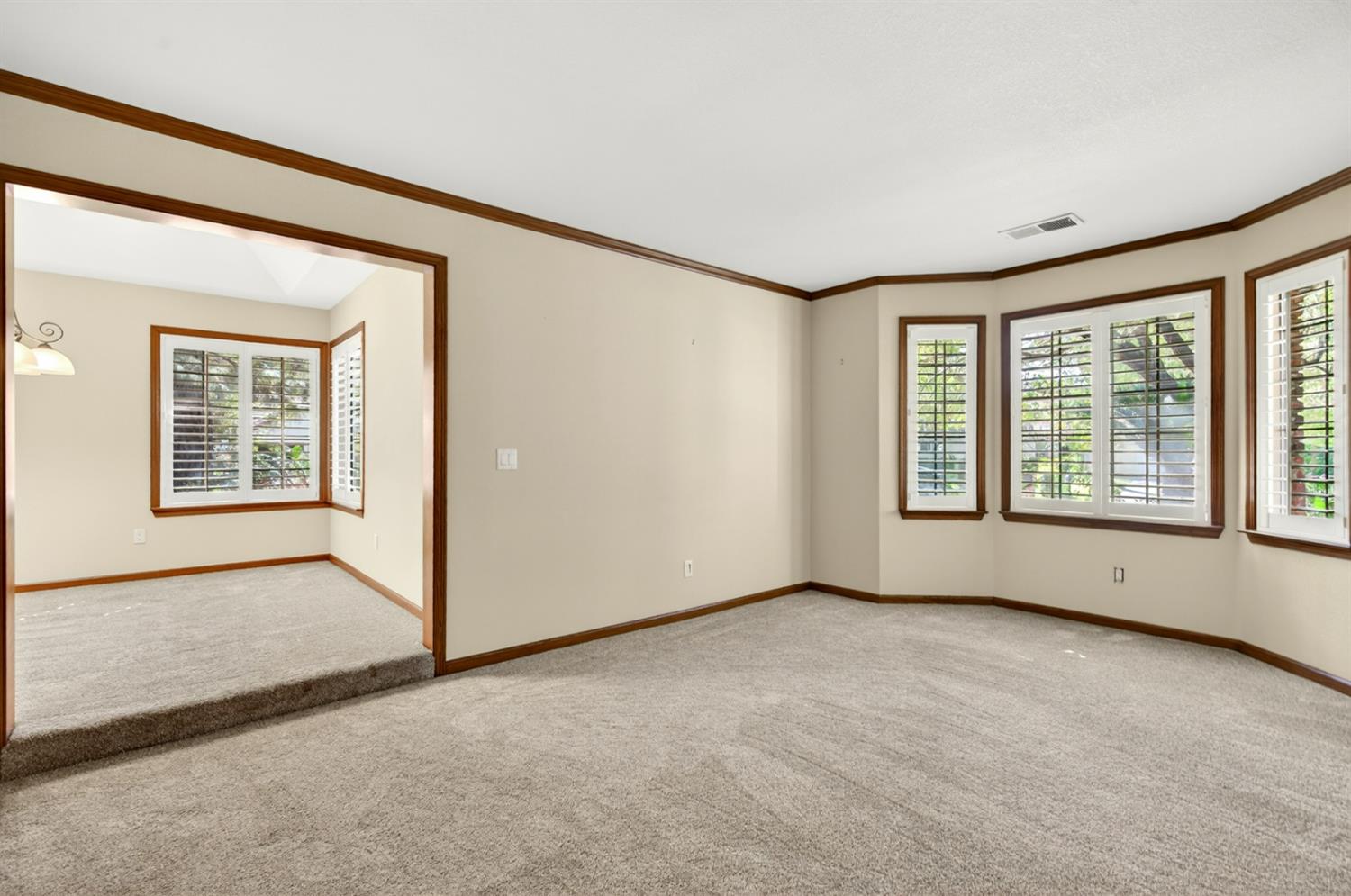 816 E Country View Cir, Fresno, CA 93730