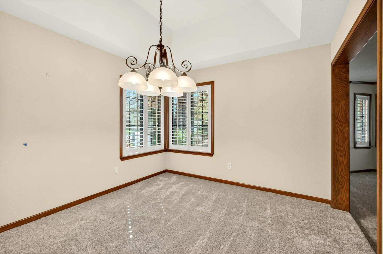 816 E Country View Cir, Fresno, CA 93730