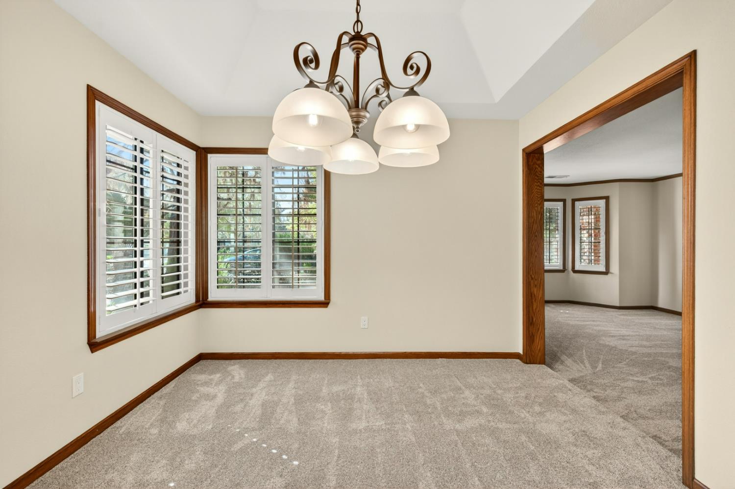 816 E Country View Cir, Fresno, CA 93730