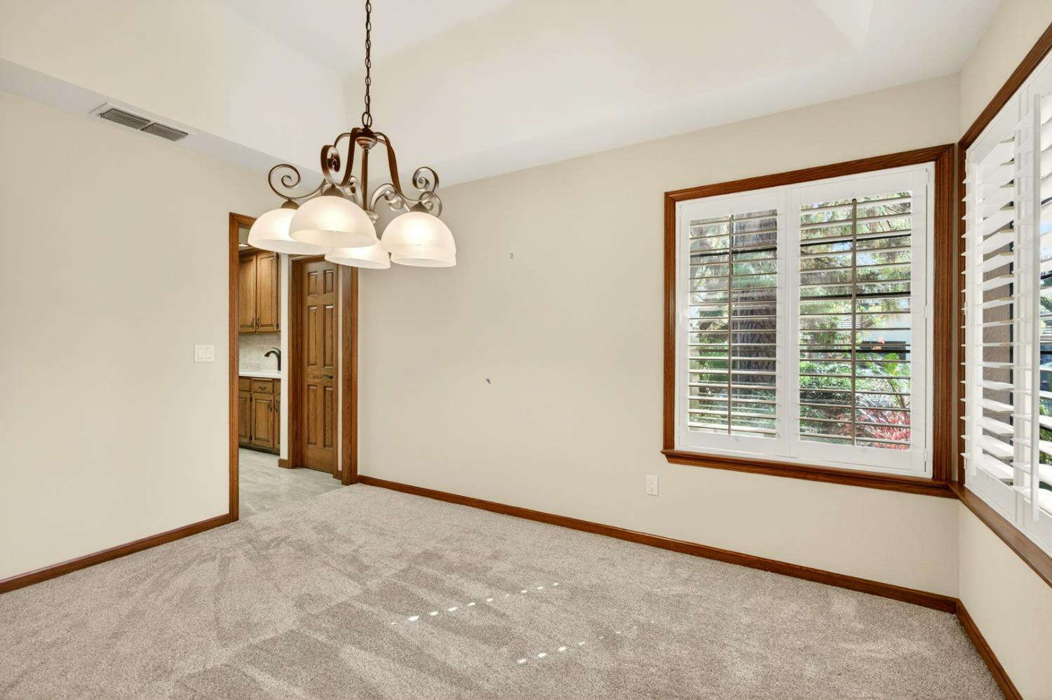 816 E Country View Cir, Fresno, CA 93730