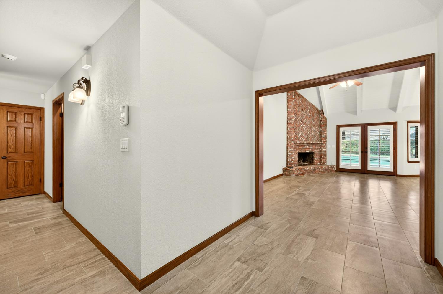 816 E Country View Cir, Fresno, CA 93730