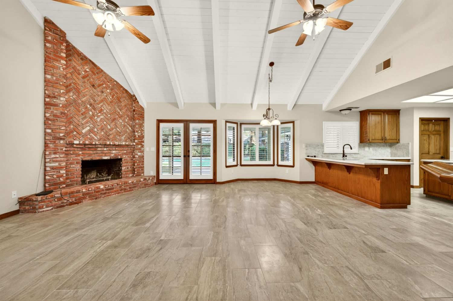 816 E Country View Cir, Fresno, CA 93730