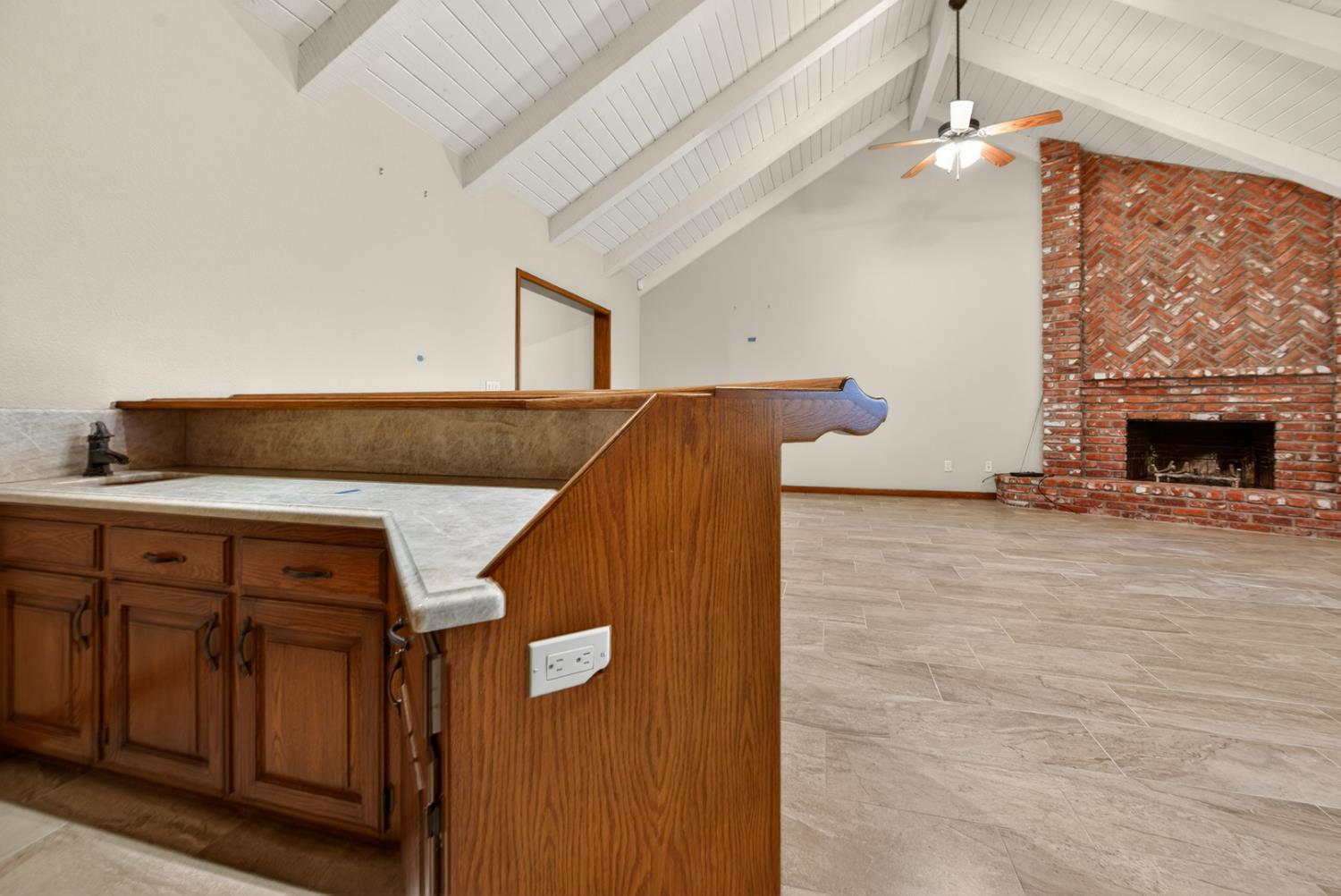 816 E Country View Cir, Fresno, CA 93730