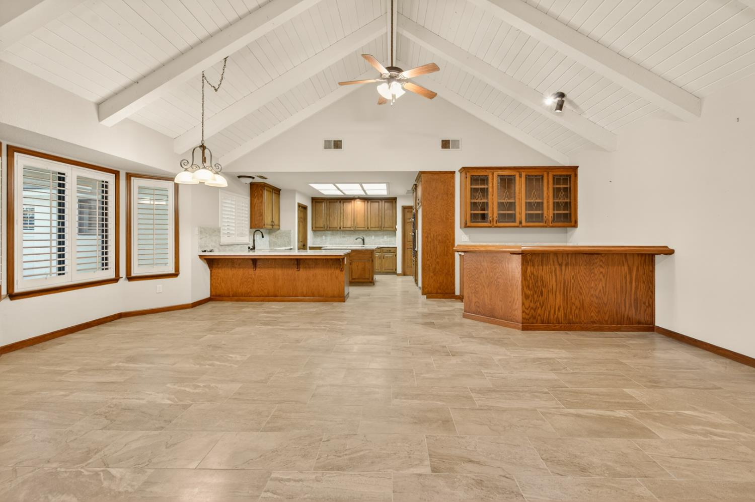 816 E Country View Cir, Fresno, CA 93730