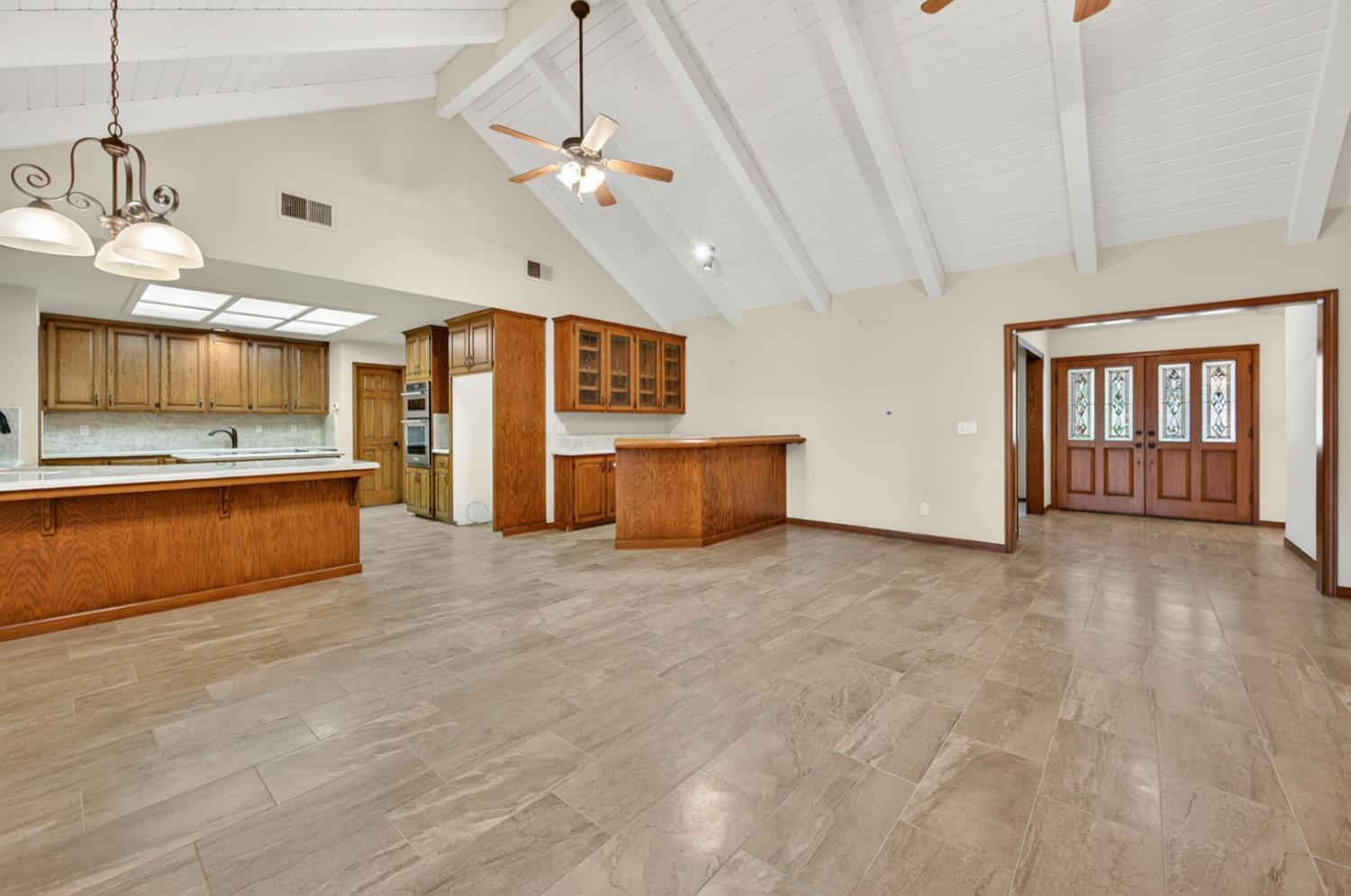 816 E Country View Cir, Fresno, CA 93730