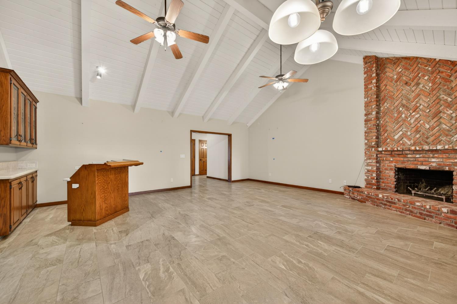 816 E Country View Cir, Fresno, CA 93730