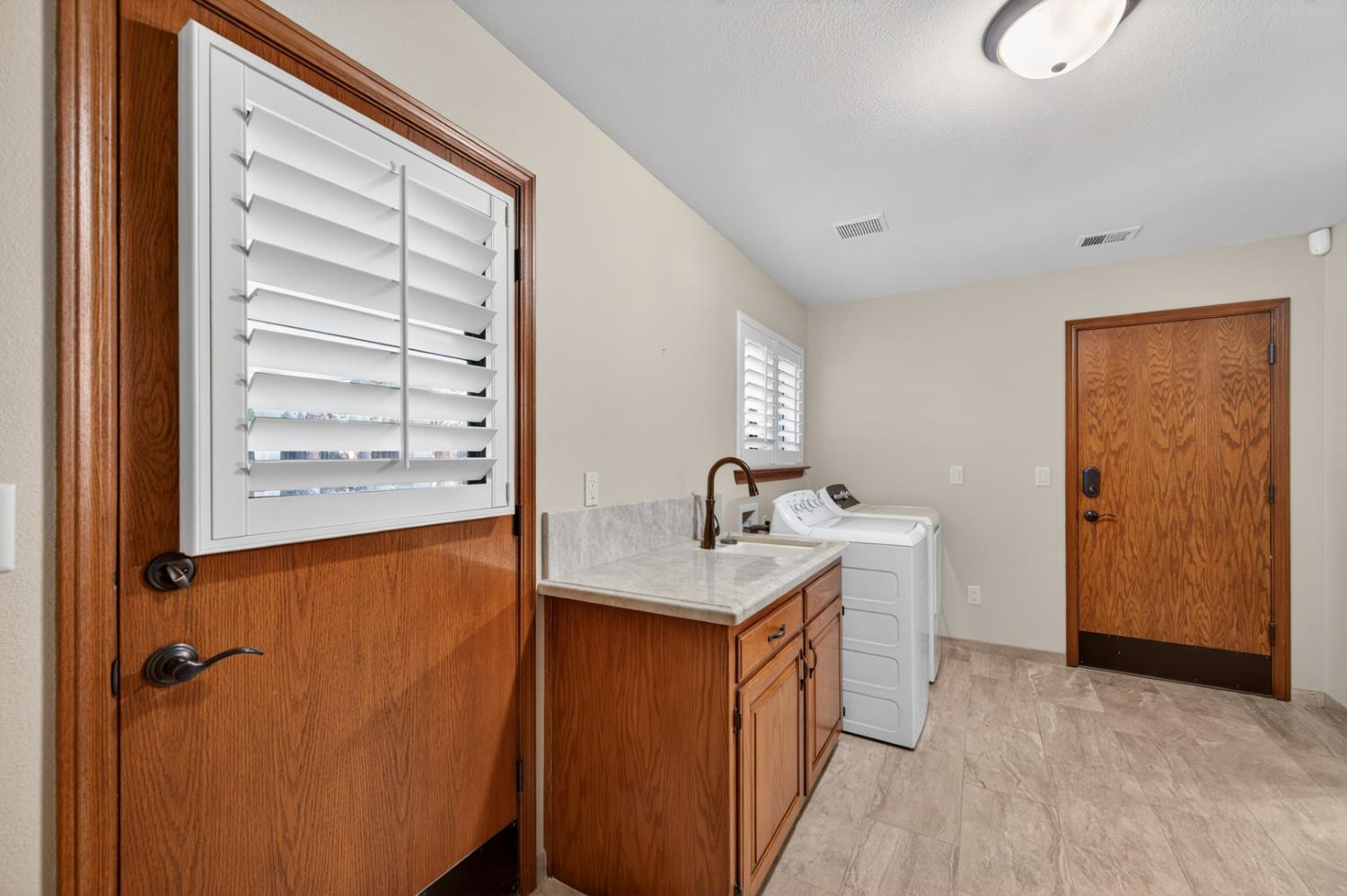 816 E Country View Cir, Fresno, CA 93730