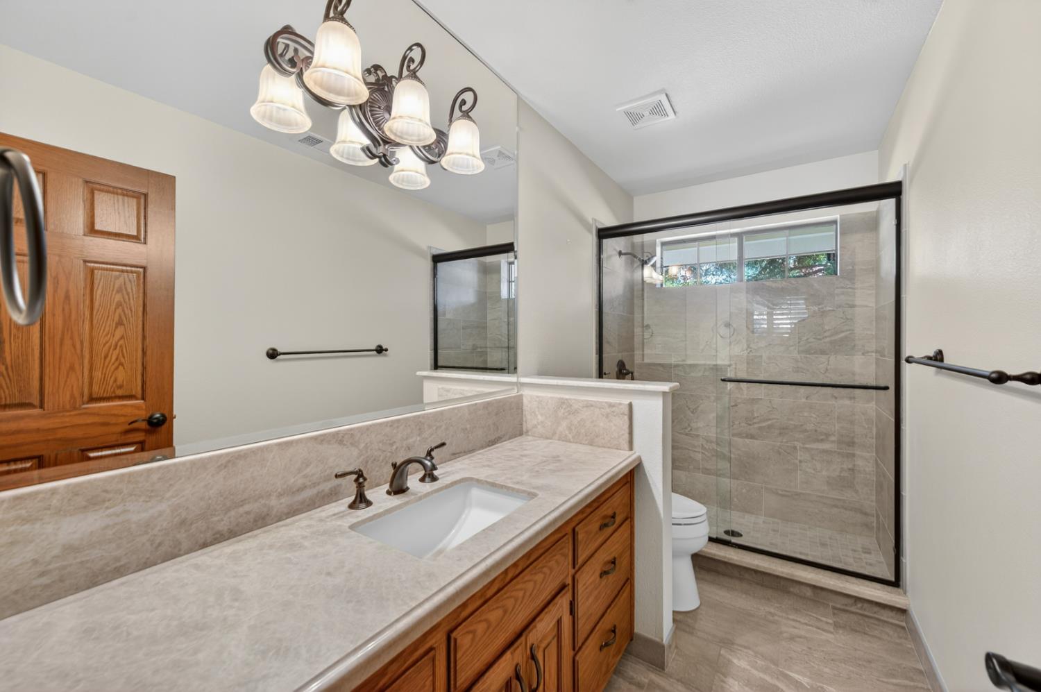 816 E Country View Cir, Fresno, CA 93730