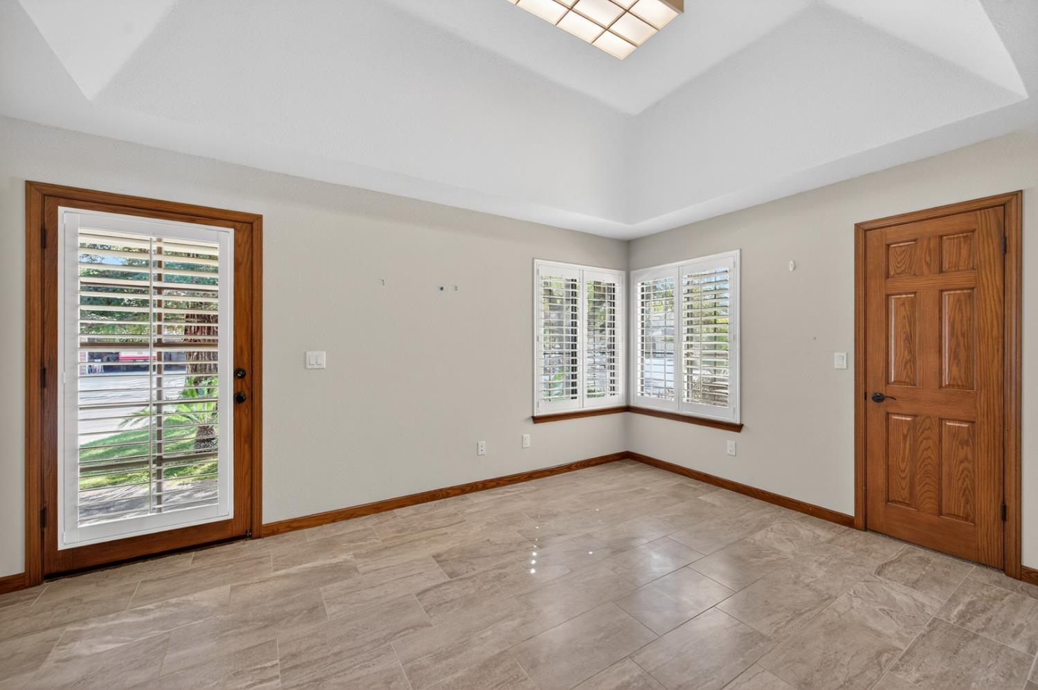 816 E Country View Cir, Fresno, CA 93730