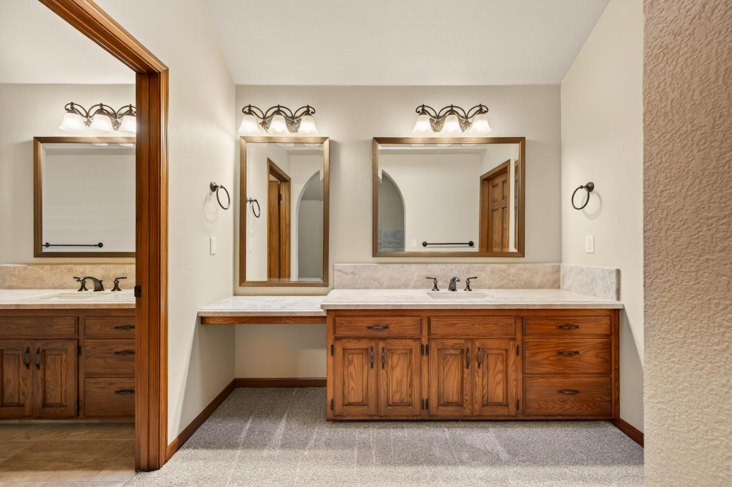 816 E Country View Cir, Fresno, CA 93730