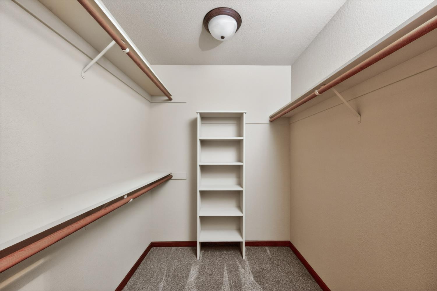 816 E Country View Cir, Fresno, CA 93730