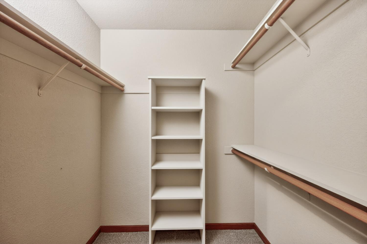 816 E Country View Cir, Fresno, CA 93730