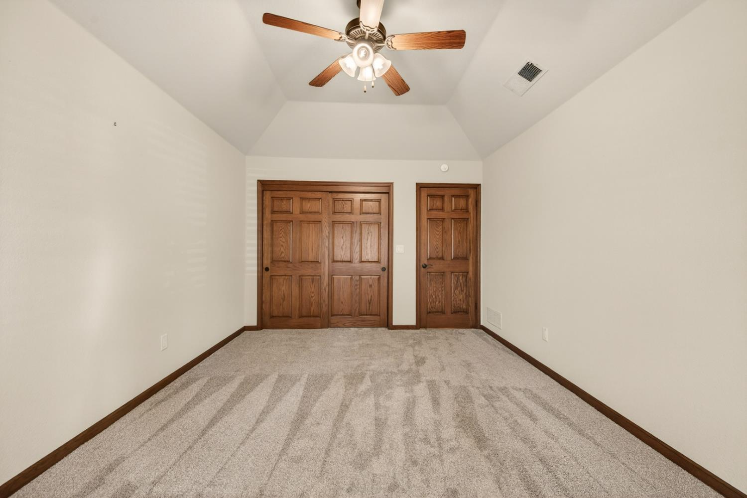 816 E Country View Cir, Fresno, CA 93730