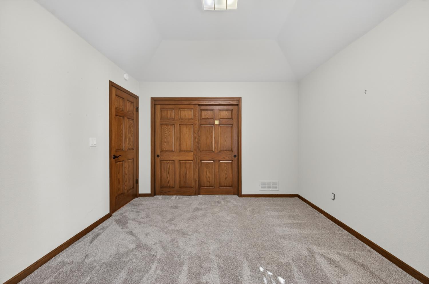 816 E Country View Cir, Fresno, CA 93730