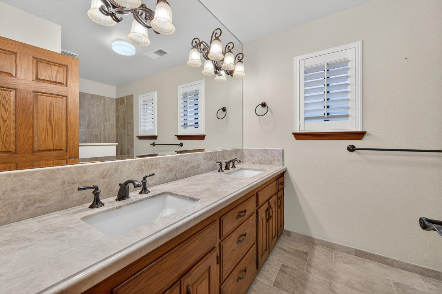 816 E Country View Cir, Fresno, CA 93730