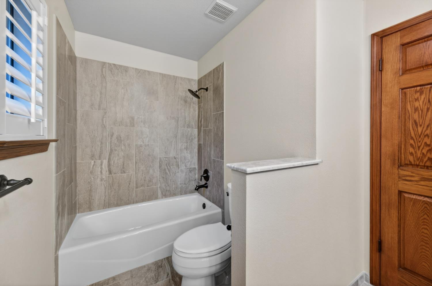 816 E Country View Cir, Fresno, CA 93730