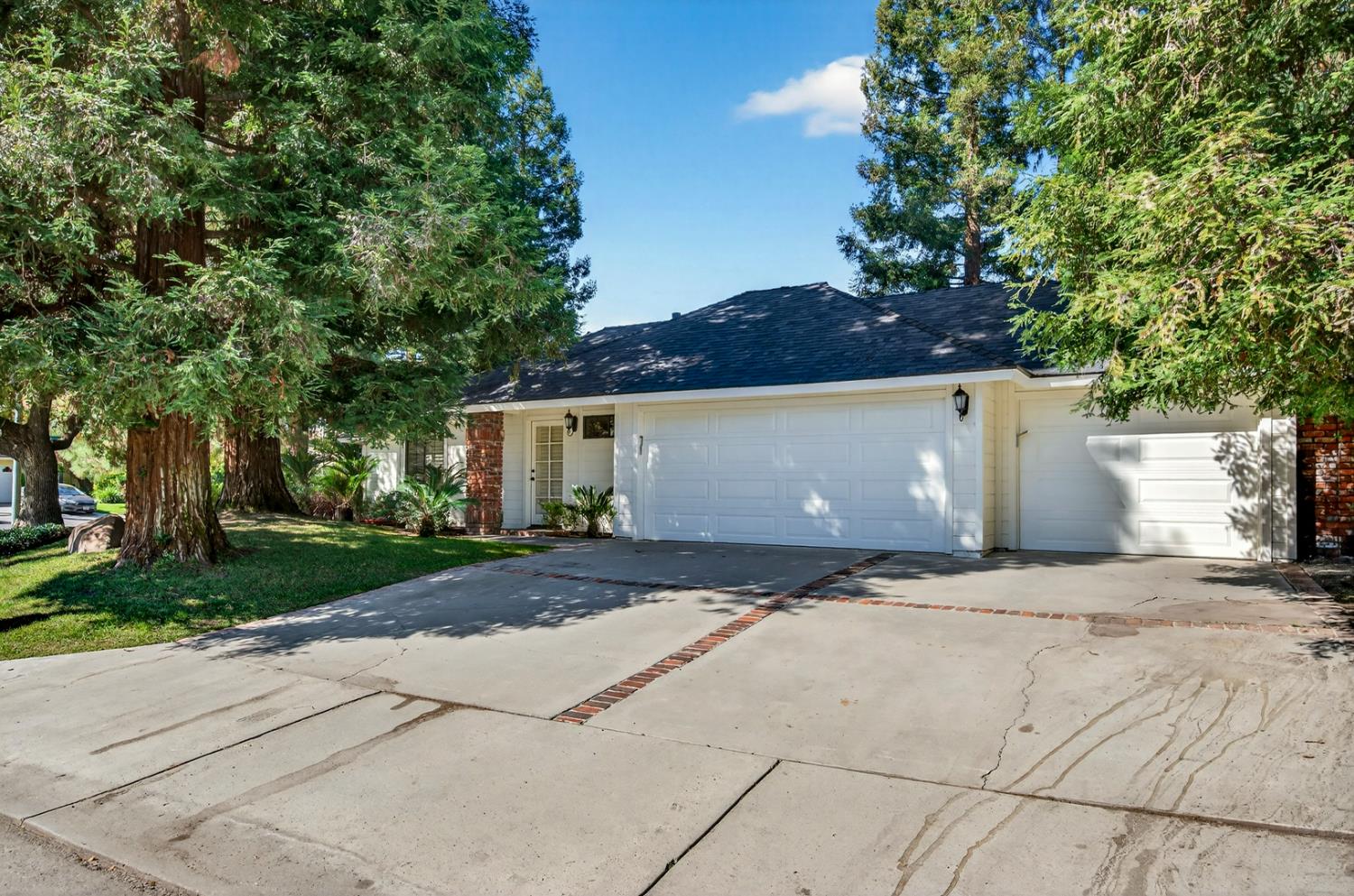 816 E Country View Cir, Fresno, CA 93730