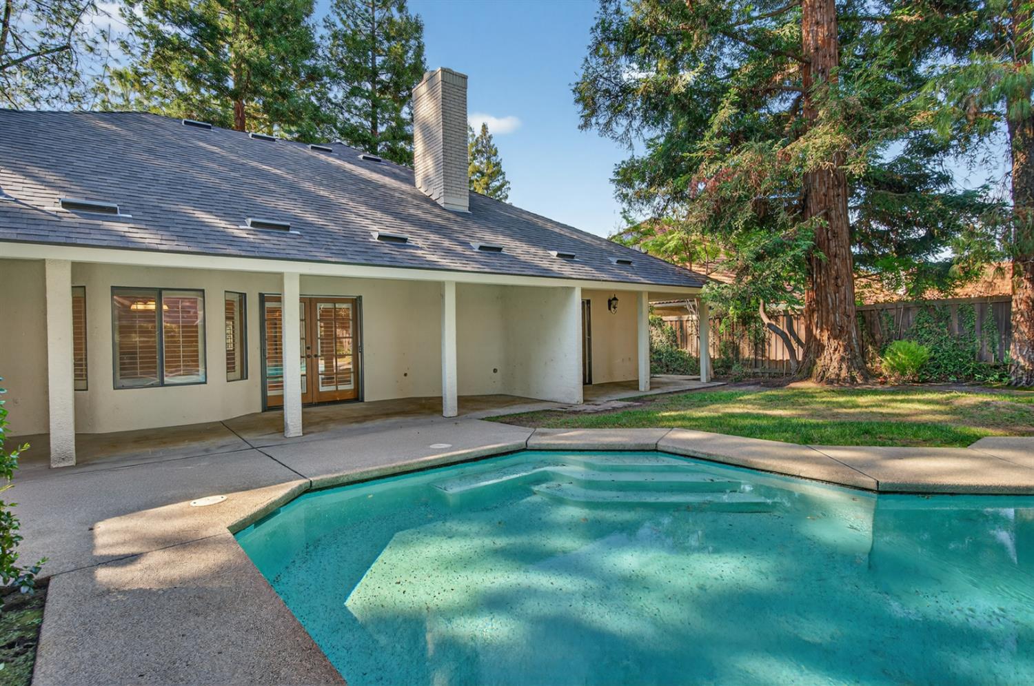 816 E Country View Cir, Fresno, CA 93730