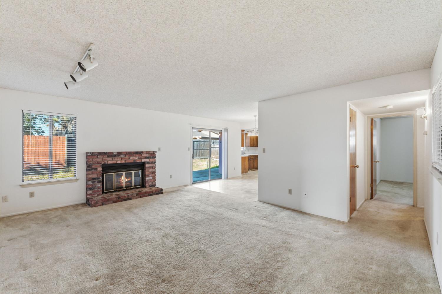 1345 Robinson Ave, Clovis, CA 93612