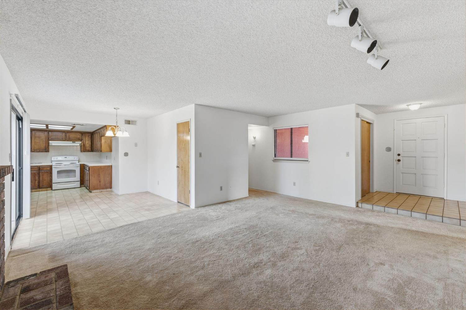 1345 Robinson Ave, Clovis, CA 93612