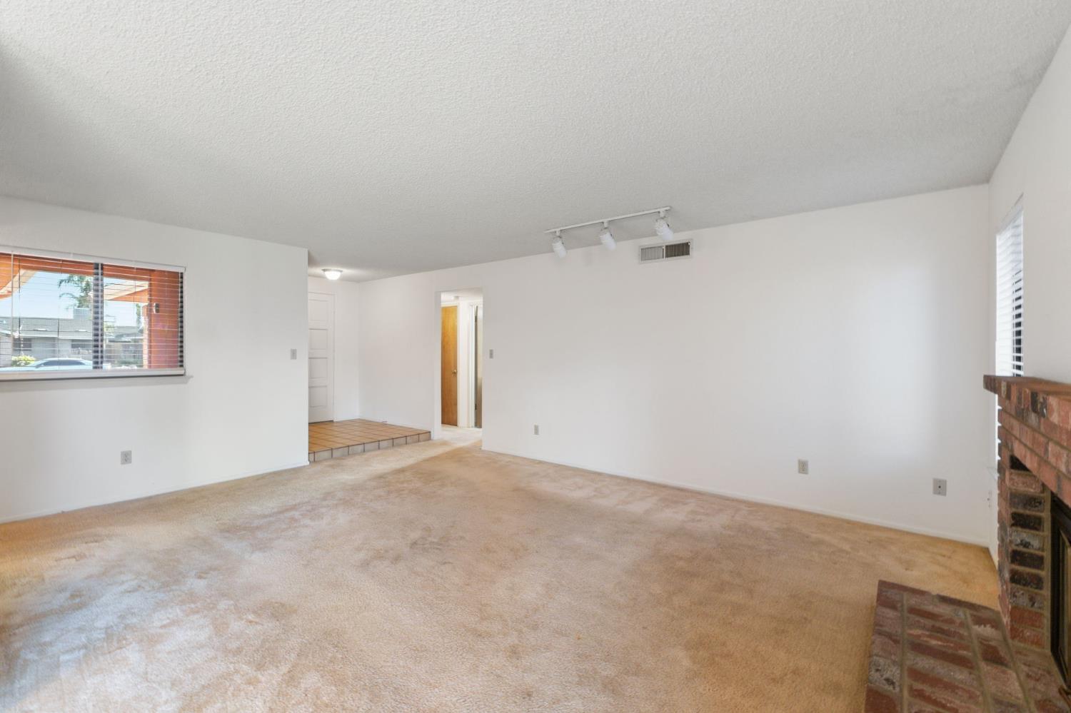 1345 Robinson Ave, Clovis, CA 93612