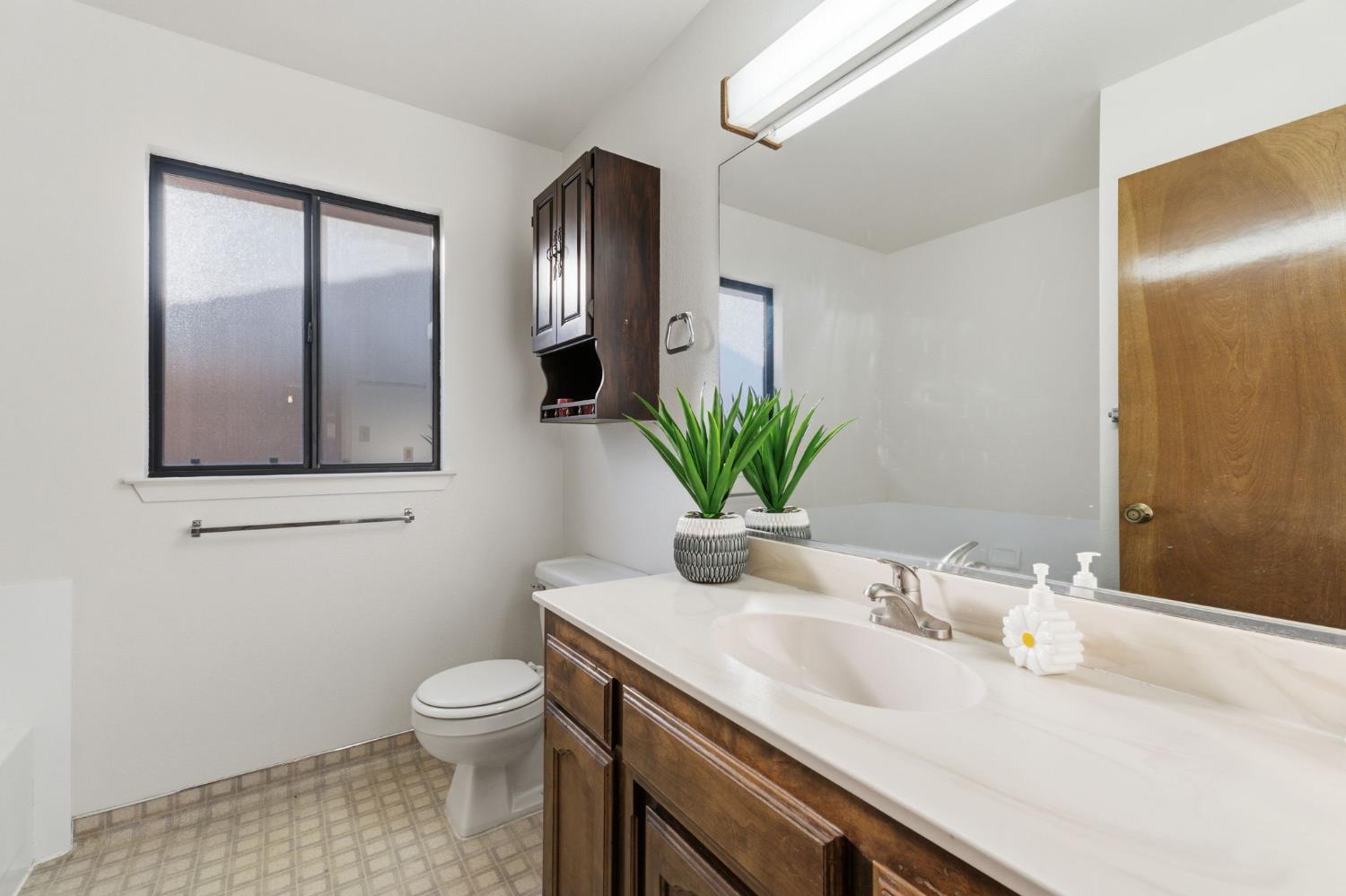 1345 Robinson Ave, Clovis, CA 93612