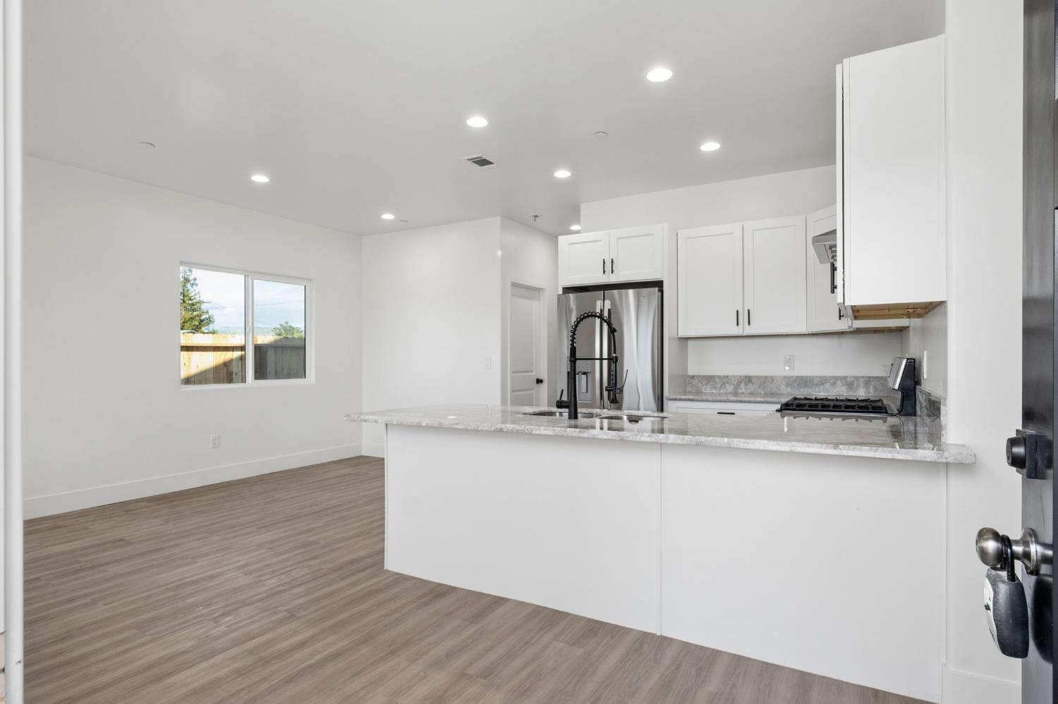 502 9th St, Orange Cove, CA 93646