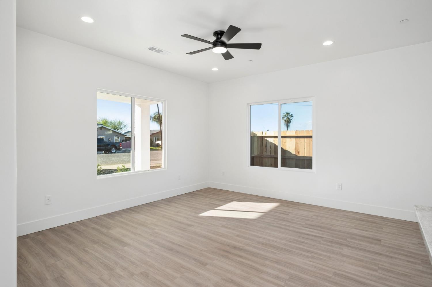 502 9th St, Orange Cove, CA 93646