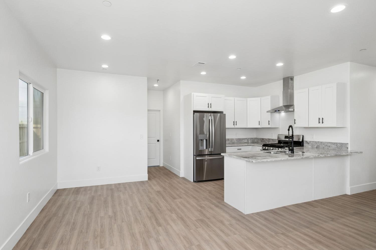 502 9th St, Orange Cove, CA 93646