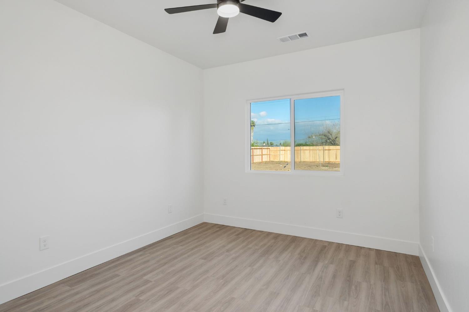 502 9th St, Orange Cove, CA 93646