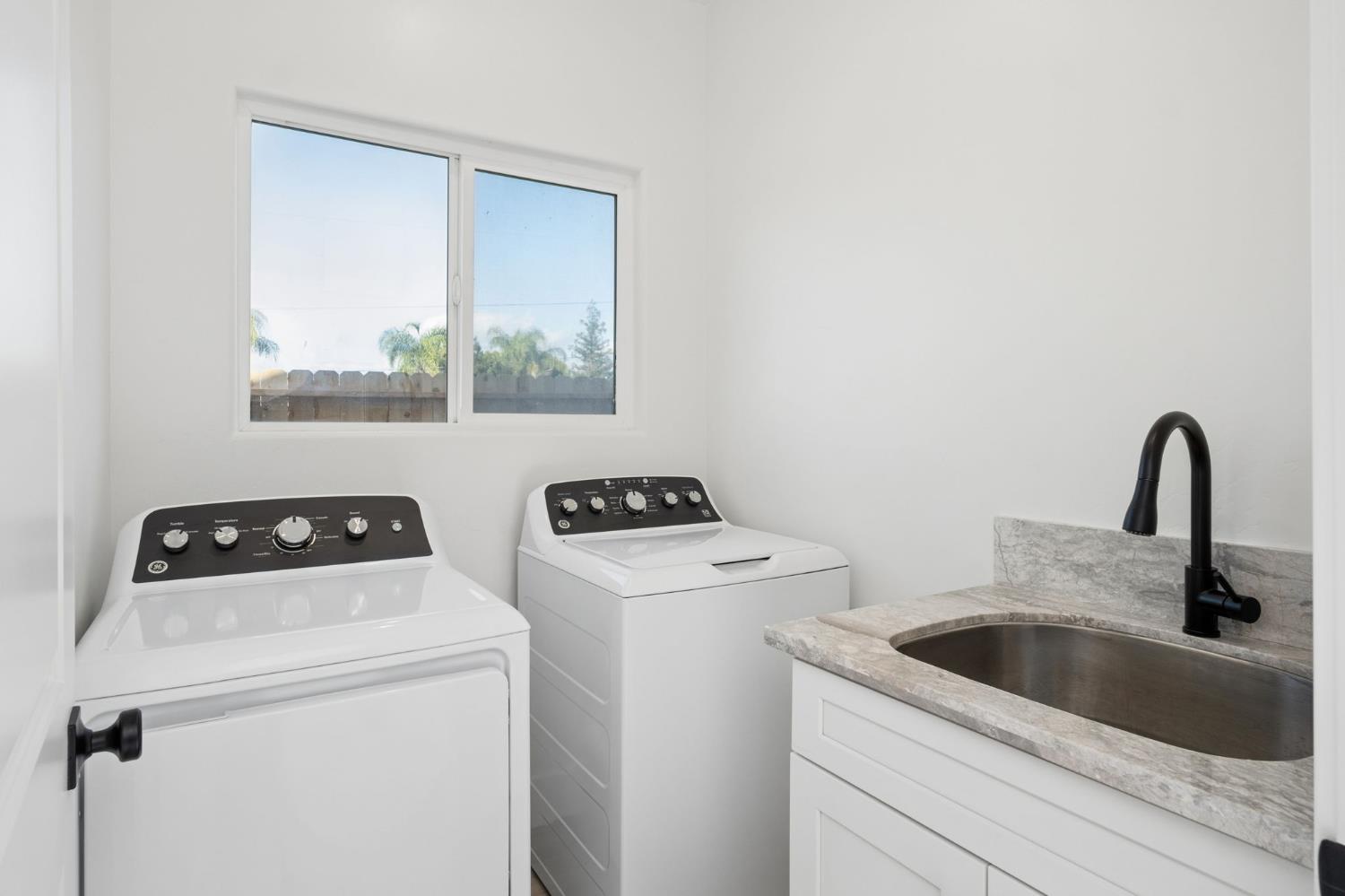 502 9th St, Orange Cove, CA 93646