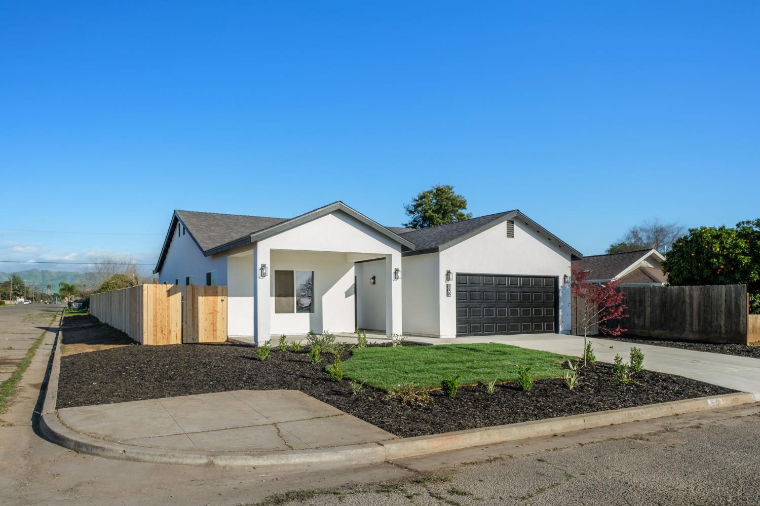 502 9th St, Orange Cove, CA 93646