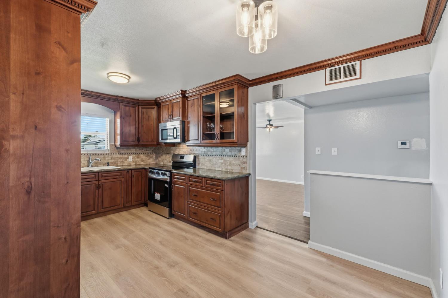 873 W Euclid Ave, Clovis, CA 93612