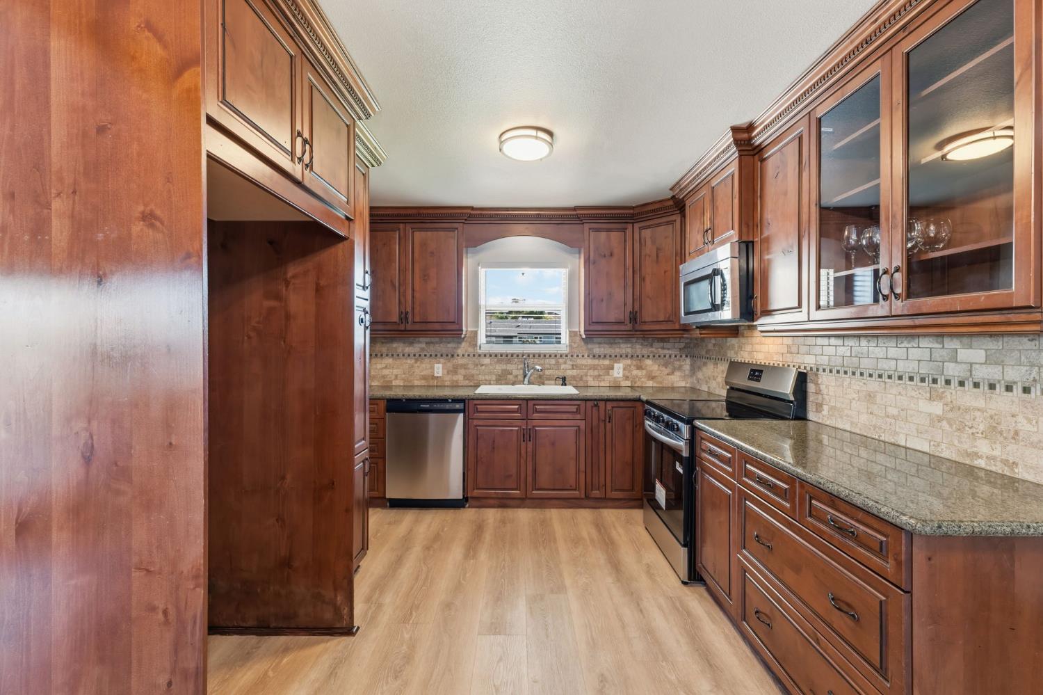 873 W Euclid Ave, Clovis, CA 93612