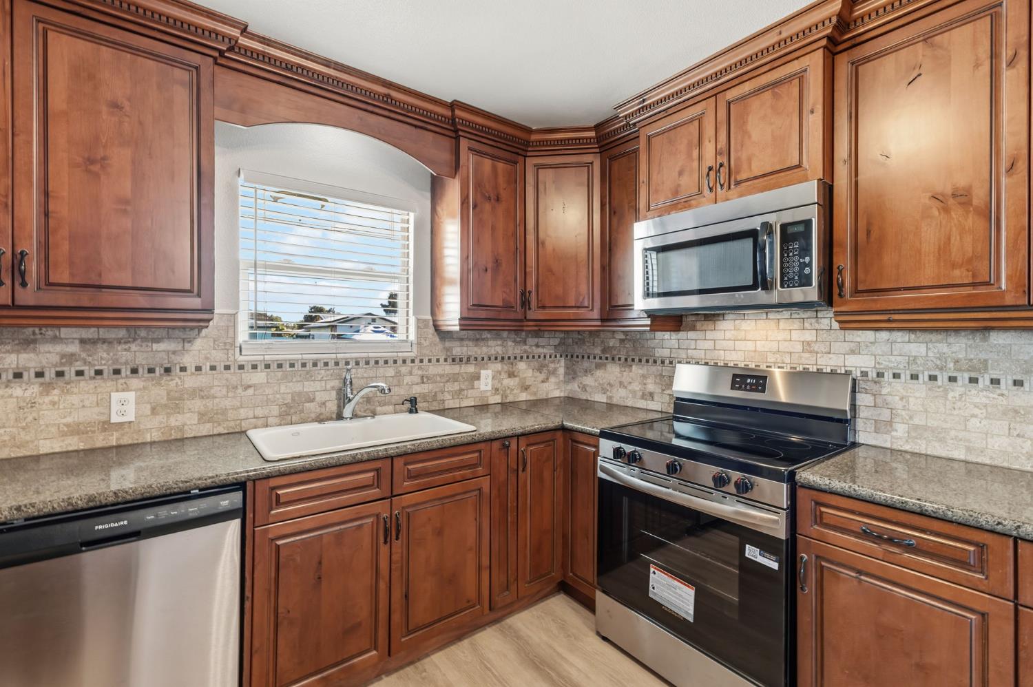 873 W Euclid Ave, Clovis, CA 93612