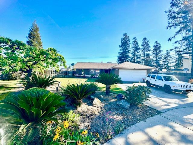 2407 Sarah Cir, Selma, CA 93662